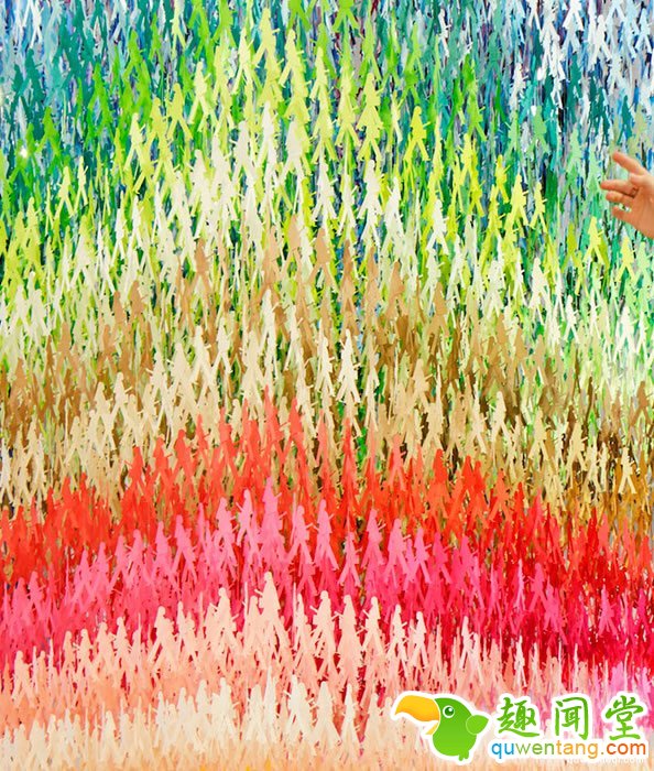 美轮美奂！艺术家打造18000张剪纸，有100种不同的颜色