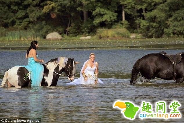新娘骑马拍婚纱照 被甩下水惨变“落汤鸡”
