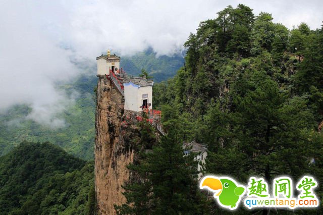 塔云山观屹立绝壁400年 世界上最险要的房子在中国
