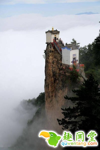 塔云山观屹立绝壁400年 世界上最险要的房子在中国