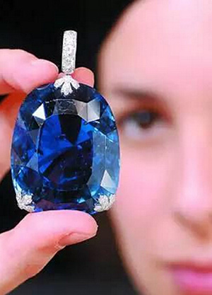 她是全世界珠宝最多的女人，结婚时戴了800多克拉钻石