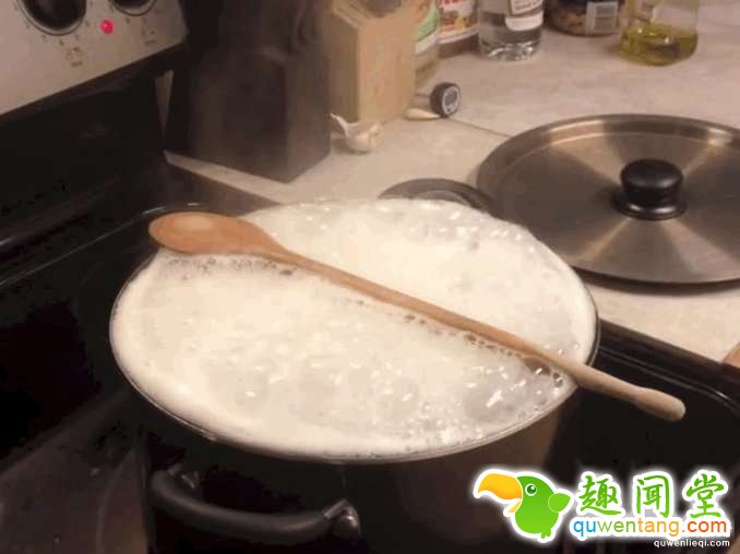 content-1470838450-2-wooden-spoons-dont-stop-pots-of-water-from-boiling-over