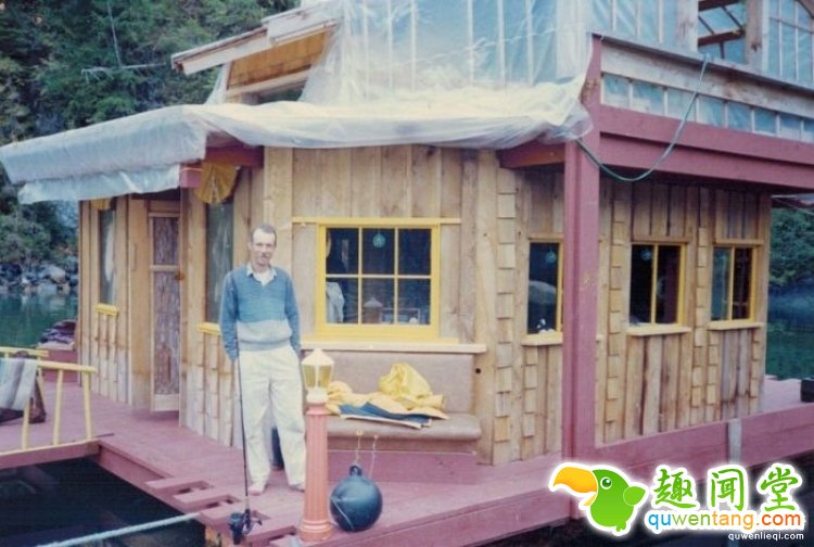 夫妻俩在孤岛建造450吨房子，住25年水上乐园！