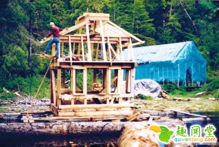 夫妻俩在孤岛建造450吨房子，住25年水上乐园！