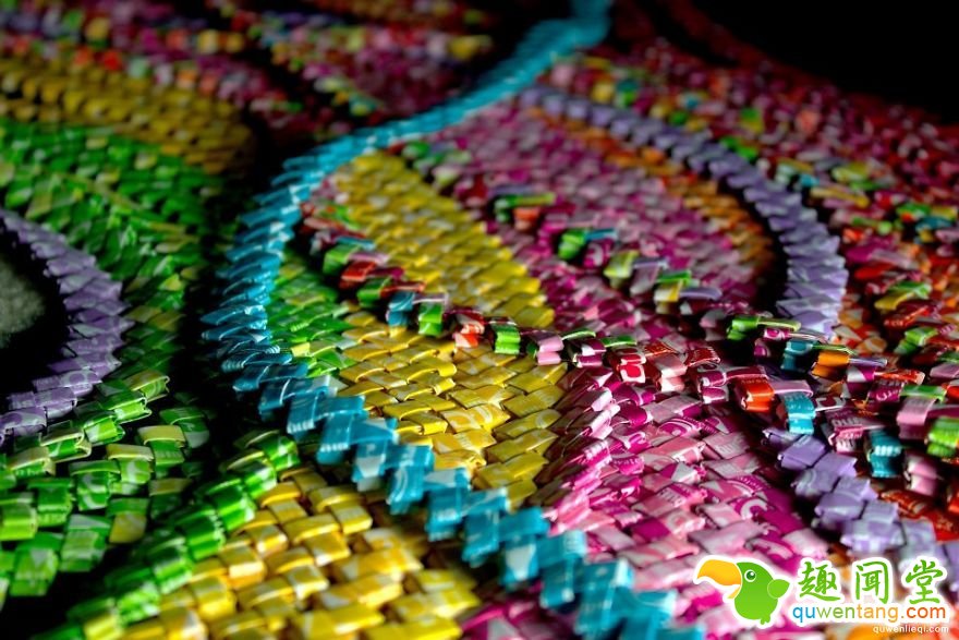 她花4年蒐集1万张糖果纸打造「梦幻彩色洋装」!看到全身超惊艳「鞋子也超美」!(11张)