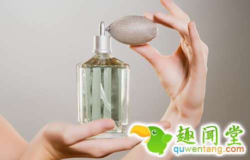 想香水持久留香吗？使用这17个惊天技巧就可以了