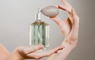 想香水持久留香吗?使用这17个惊天技巧就