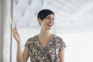 揭秘高层饭局:职场女性如何做到卖笑不失