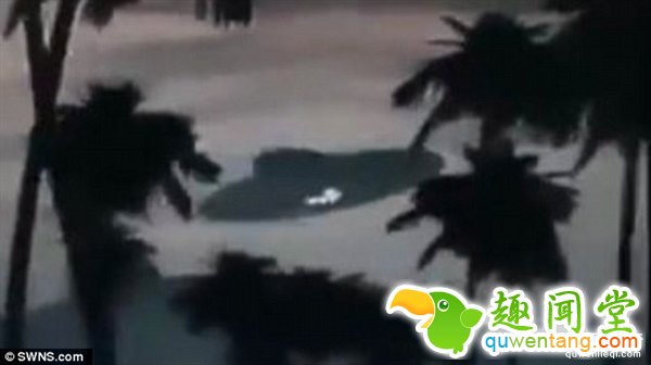 巨型UFO探查马来西亚村庄：遮天蔽日