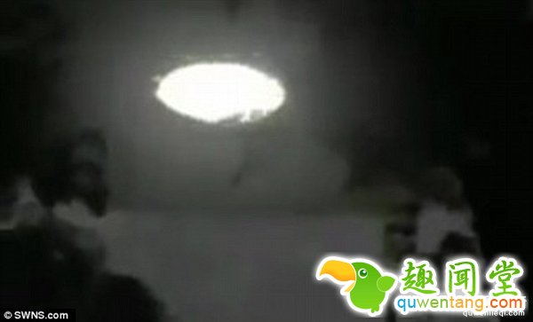 巨型UFO探查马来西亚村庄：遮天蔽日