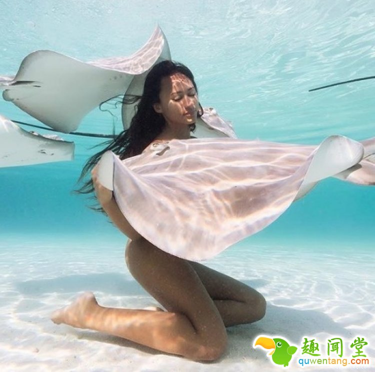 泰国模特和毒性黄貂鱼拍裸体合影，其实是想打破固有观念