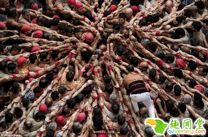 这就是西班牙两年一度的「最猛人体叠罗汉比赛」，当看到最高的队伍你肯定会觉得这个民族真的太狂了！