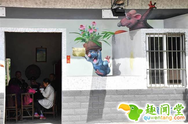 4月7日，村民在画有涂鸦的房中吃午餐。 4月6日，中国·湖南（南县）第二届国际涂鸦艺术节开幕，来自世界各地的涂鸦创作者们来到南县，在罗文村村民的住房墙壁上绘制他们设计的涂鸦作品，以涂鸦艺术带动当地旅游业的发展。据了解，4月6日到7日，罗文村景区共接待游客8.6万人。新华社发（薛宇舸摄）